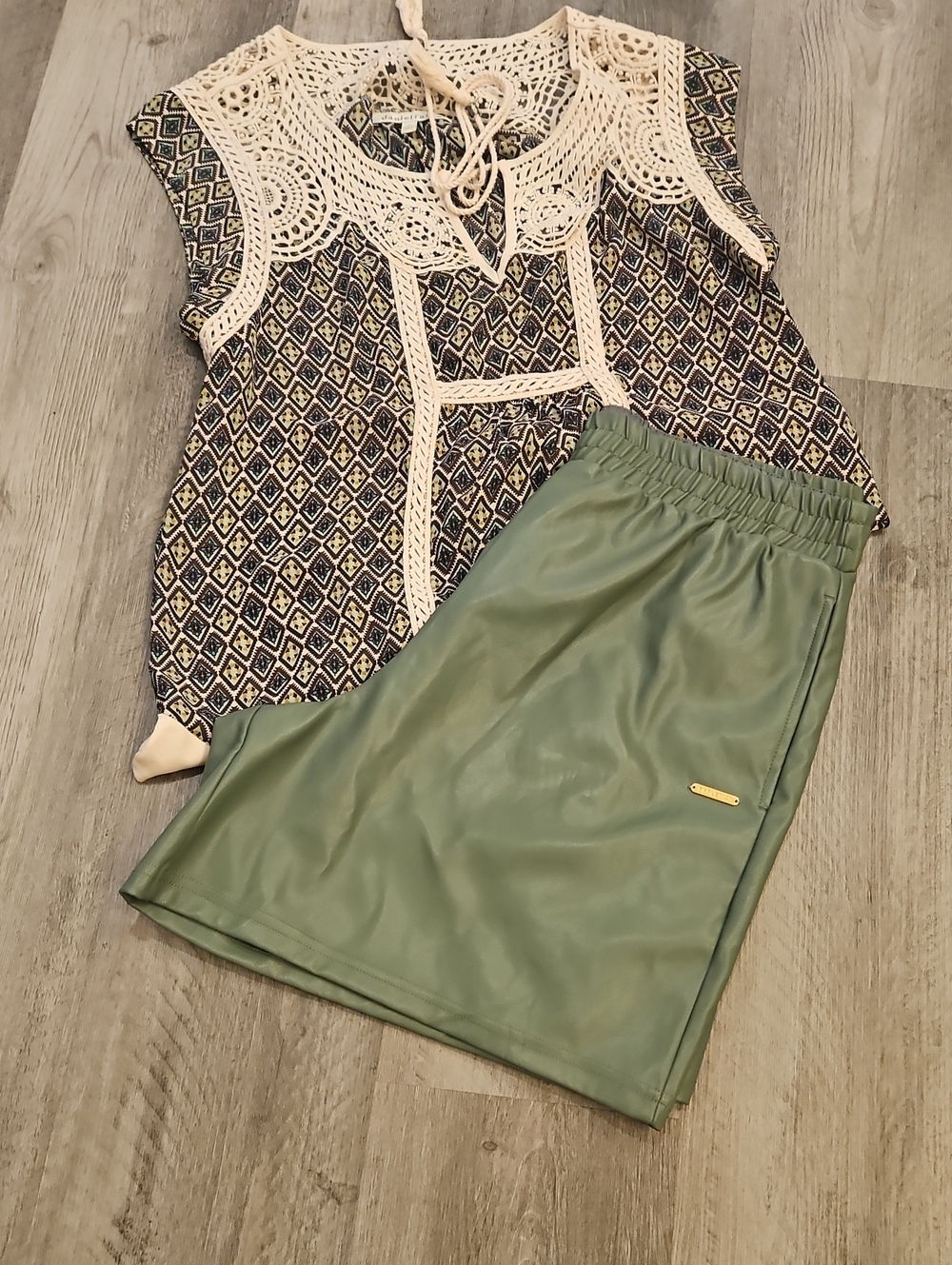 Green Faux Leather Shorts with Elastic Waist sz Large